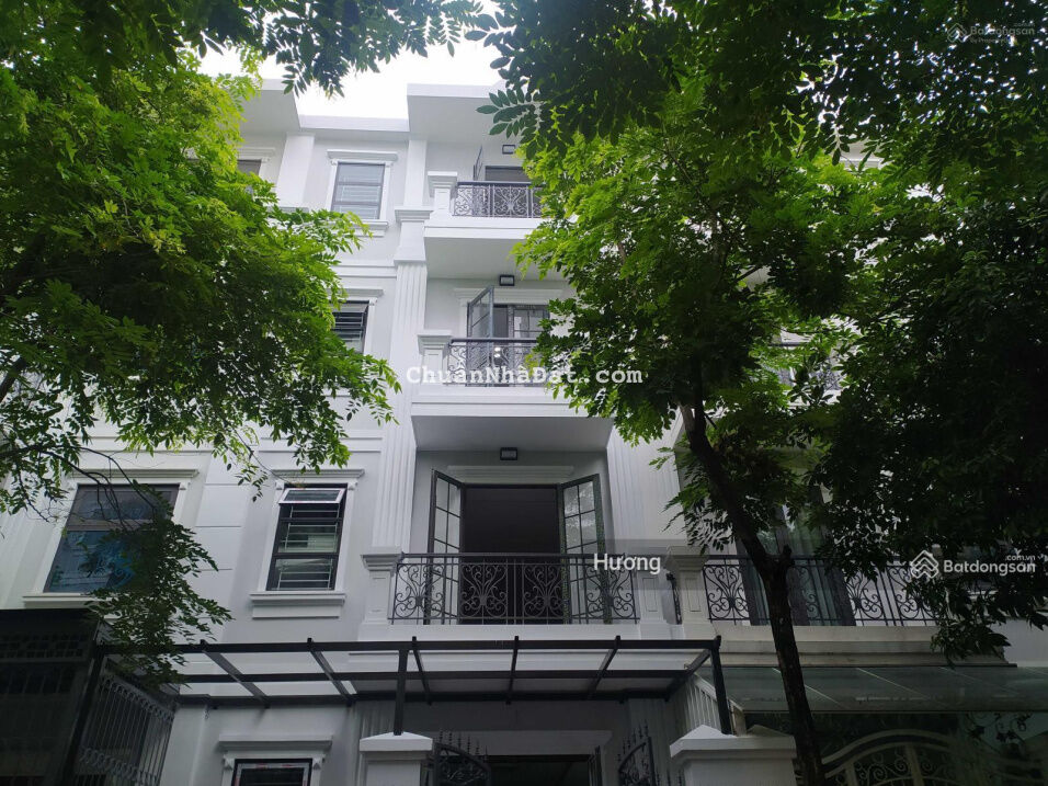 Tôi cho thuê nhà Võ Chí Công, Hoàng Quốc Việt, nhà có sân rộng thoáng, DT 190m2 * 3T, giá 14tr/th