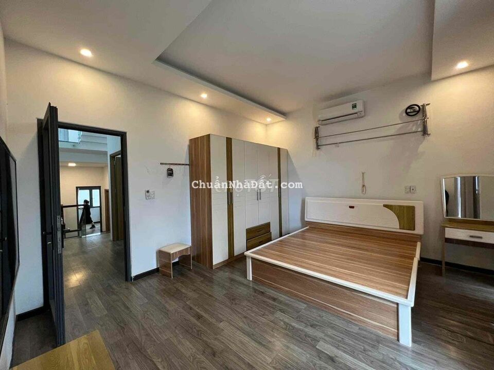 Cho thuê nhà Trần kim Xuyến 2,5 tầng có 3pn sân ô to rộng mát mẻ