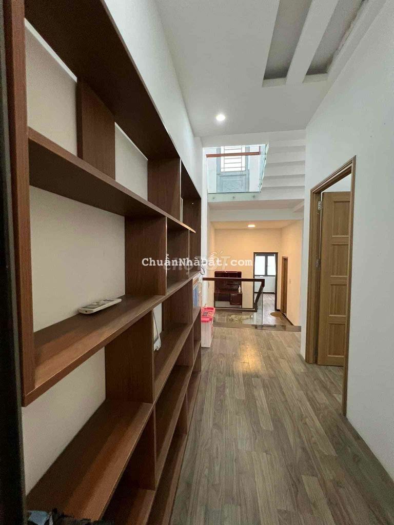 Cho thuê nhà Trần kim Xuyến 2,5 tầng có 3pn sân ô to rộng mát mẻ
