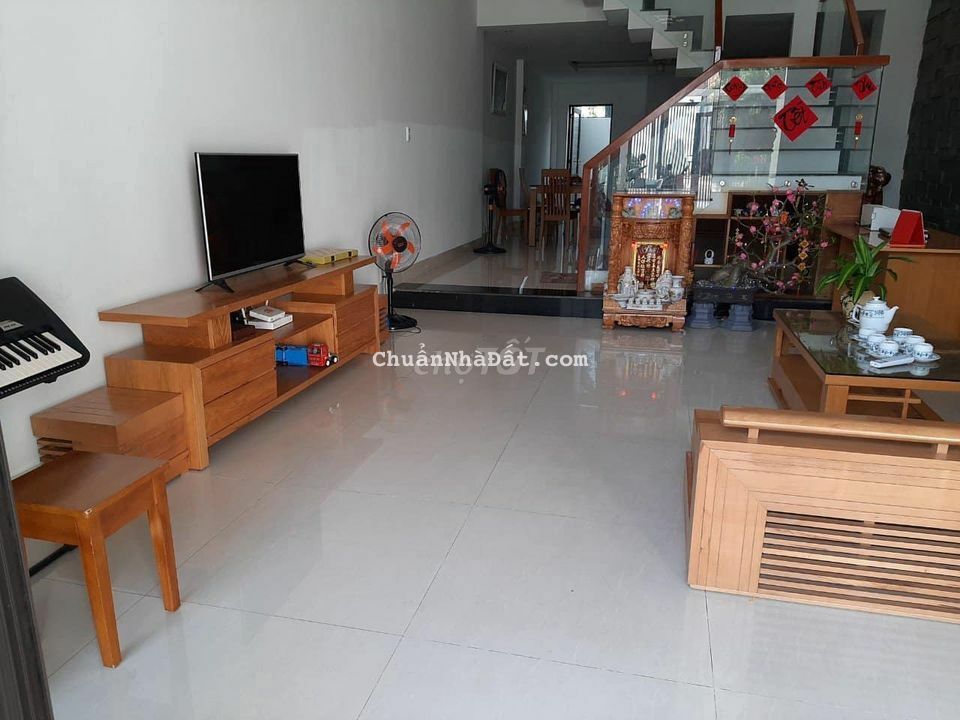 Nhà 3 tầng mặt tiền đường 10m5 Khuê Trung - 4PN4WC