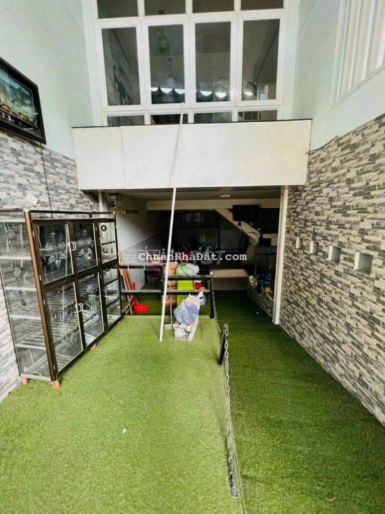 Nhà mt có hầm để xe tiện làm cty vp kinh doanh