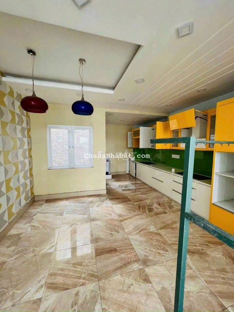 Nhà mt có hầm để xe tiện làm cty vp kinh doanh