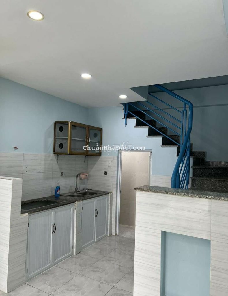 Cho thuê nhà 2lầu sân thượng