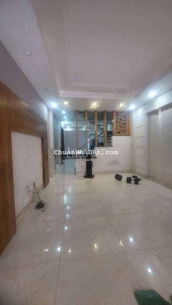 Nhà mt hẻn có vỉa hè gần công viên làng hoa