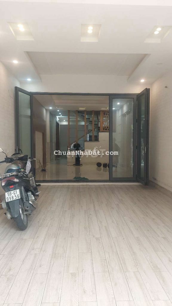 Nhà mt hẻn có vỉa hè gần công viên làng hoa