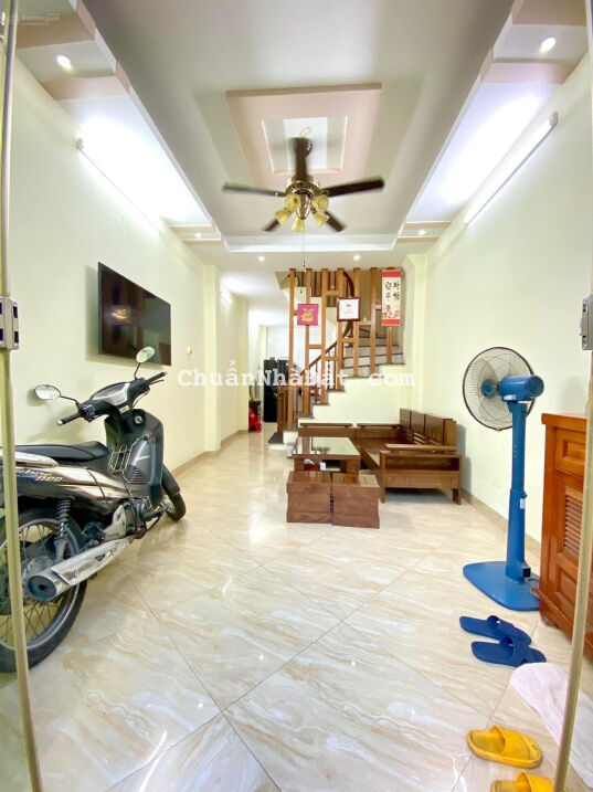 Cho thuê nhà 4 tầng x 40m2, 4PN ngõ 72 Lĩnh Nam, Mai Động