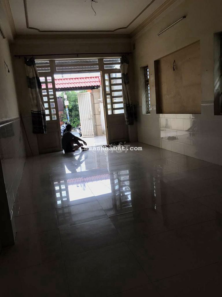 Nhà mặt tiền đg nhựa 10m thông 1T1L sạch đẹp 4pn sân xe hơi ở Tr Chánh