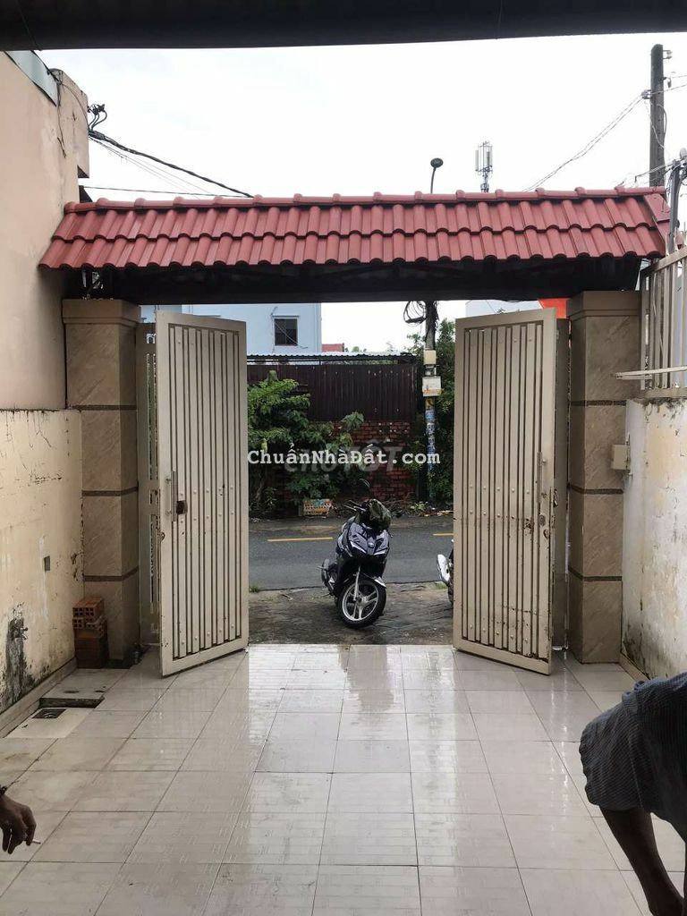 Nhà mặt tiền đg nhựa 10m thông 1T1L sạch đẹp 4pn sân xe hơi ở Tr Chánh