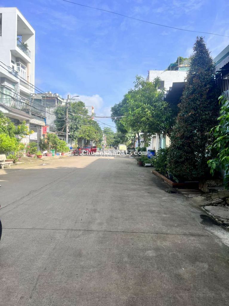 Nhà hác lững măt tiền đg 10m ngày bà điểm 5 giao với phan văn hớn Nhà hác lững măt tiền đg 10m ngày bà điểm 5 giao với phan văn hớn