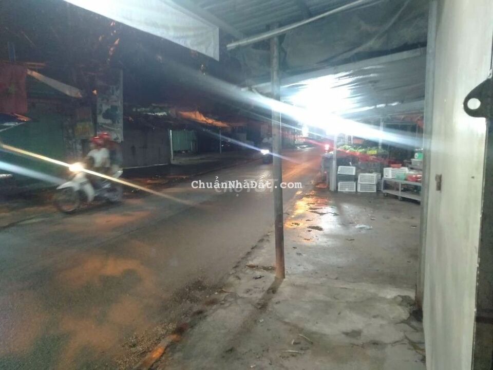 Nhà mặt tiêgn chợ gà gần cầu Trần Quang Cơ 5*18m 2pn buôn bán ok