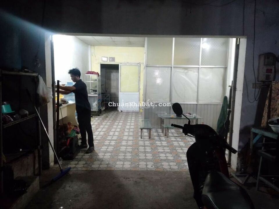 Nhà mặt tiêgn chợ gà gần cầu Trần Quang Cơ 5*18m 2pn buôn bán ok