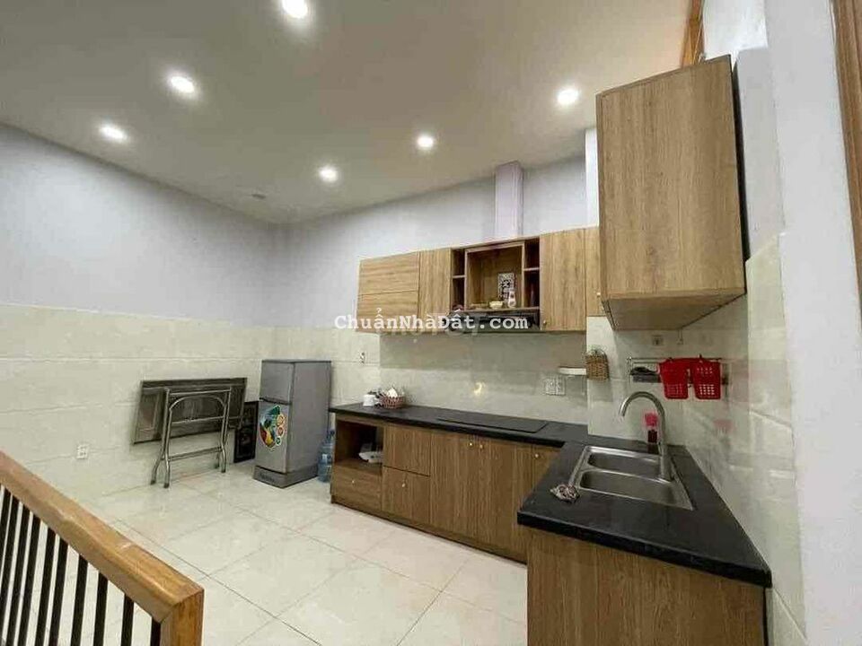 cho thuê nha 3 tầng mat tiền duy tân 3pn cho thuê nha 3 tầng mat tiền duy tân 3pn