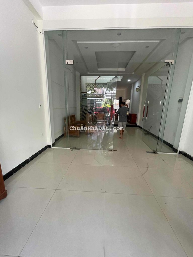 Cho thuê nhà 2,5 tầng mặt tiền Phú Lộc 2pn/2wc có nội thất