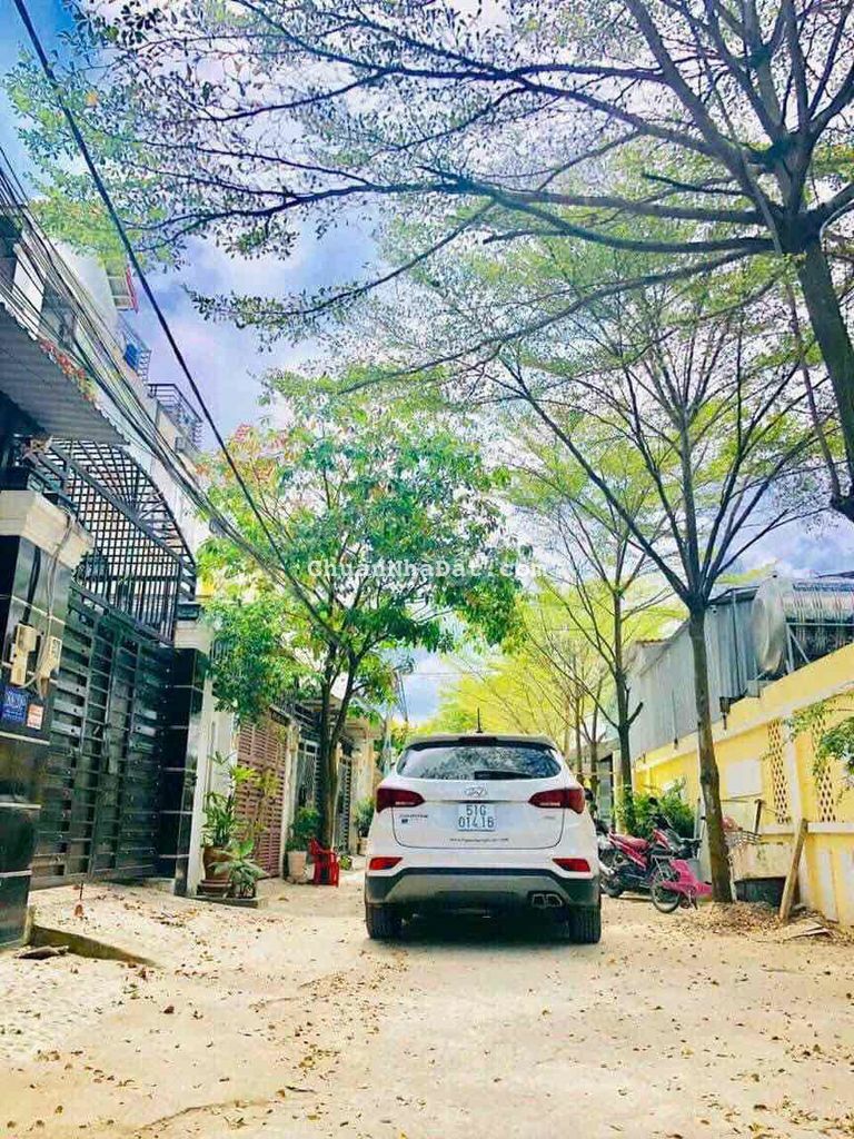 Cho thuê nhà hẻm xe hơi đậu trong sân 4 PN thị trấn NB