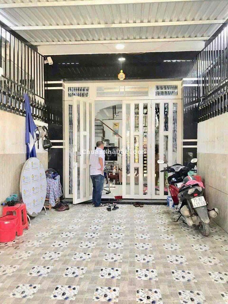 Cho thuê nhà hẻm xe hơi đậu trong sân 4 PN thị trấn NB