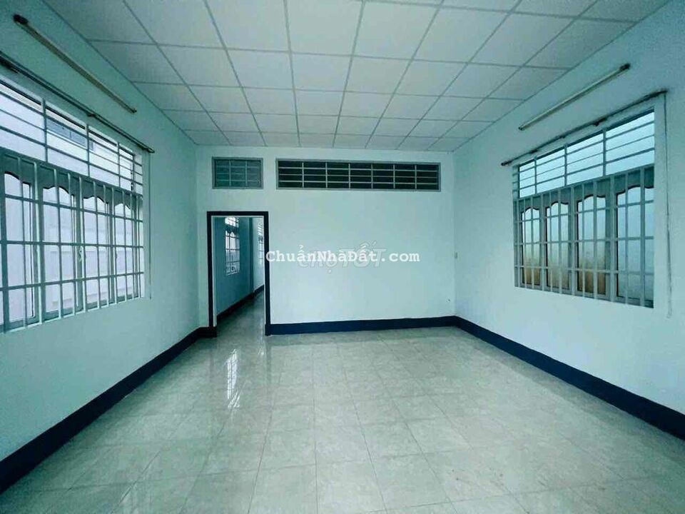 Nhà rộng 140m2 có 2 phòng ngủ ô tô tới nhà