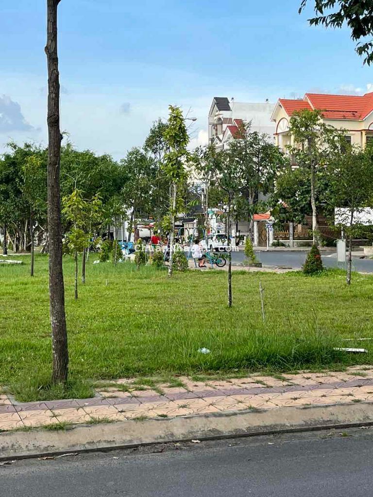 cho thuê nhà mới xây 100% mặt tiền công viên trần hoàng na giá 10tr