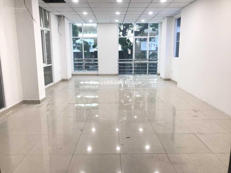 Ngang 5m, nở hậu 8m - cho thuê nhà nguyên căn 18 Bis Nguyễn Thị Minh Khai, Quận 1 Ngang 5m, nở hậu 8m - cho thuê nhà nguyên căn 18 Bis Nguyễn Thị Minh Khai, Quận 1