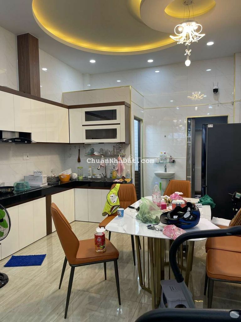 Cho thuê nhà nguyên căn MT Lạc Long Quân Q11 giáp Kênh Tân Hóa.