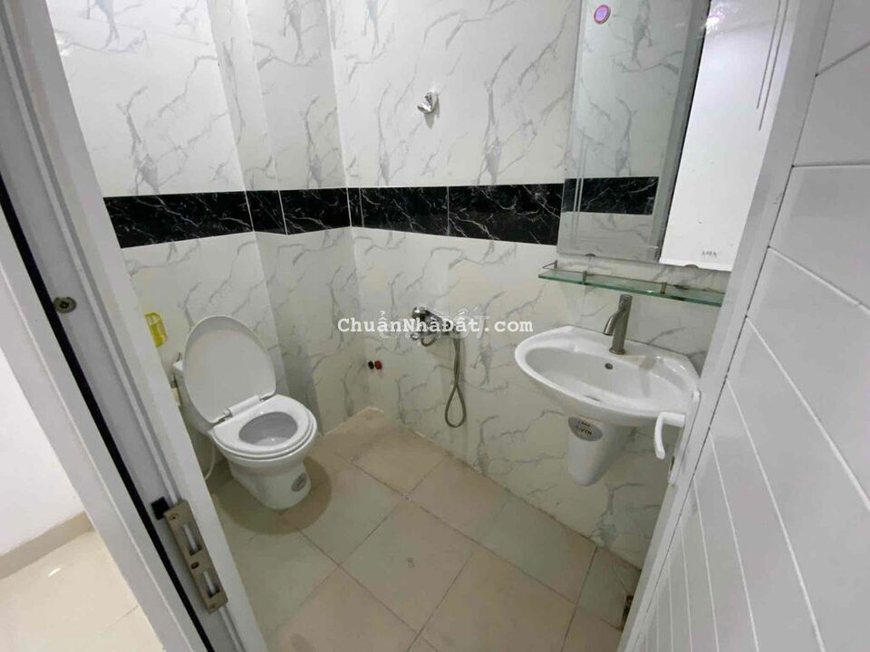 Nhà TX22. 5*20. 1trệt 3lầu. 4pn 5wc. Giá 10tr Nhà TX22. 5*20. 1trệt 3lầu. 4pn 5wc. Giá 10tr