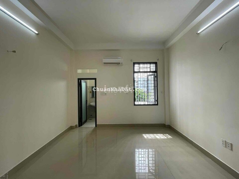 NHÀ CỰC ĐẸP 3 LẦU 4 PN NGAY CHỢ HẠT ĐIỀU QUẬN 12 SẴN MÁY LẠNH 200M2