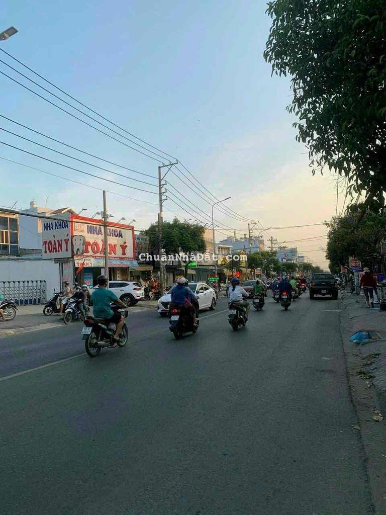 Cho thuê nhà cấp 4 sạch sẽ 6x40m.Mặt tiền đường Lê Văn Khương.Q12