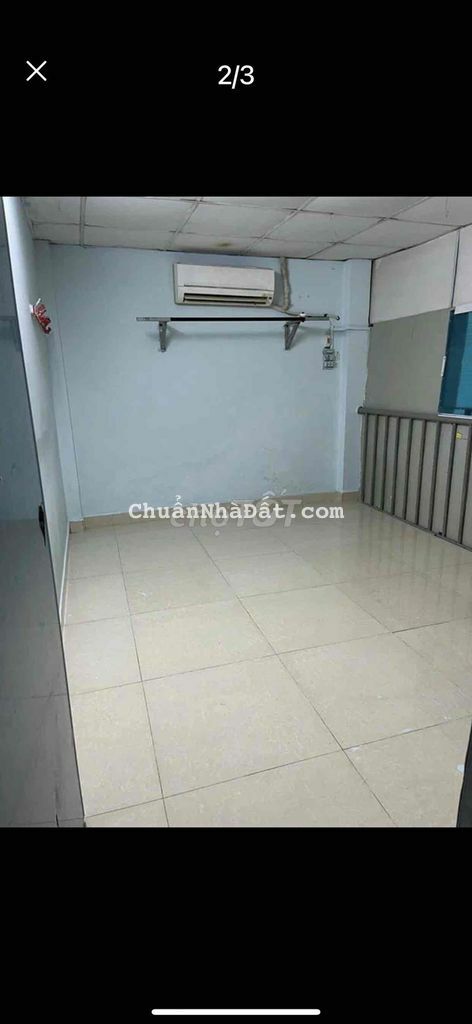 nhà trệt lửng sẵn có máy lạnh