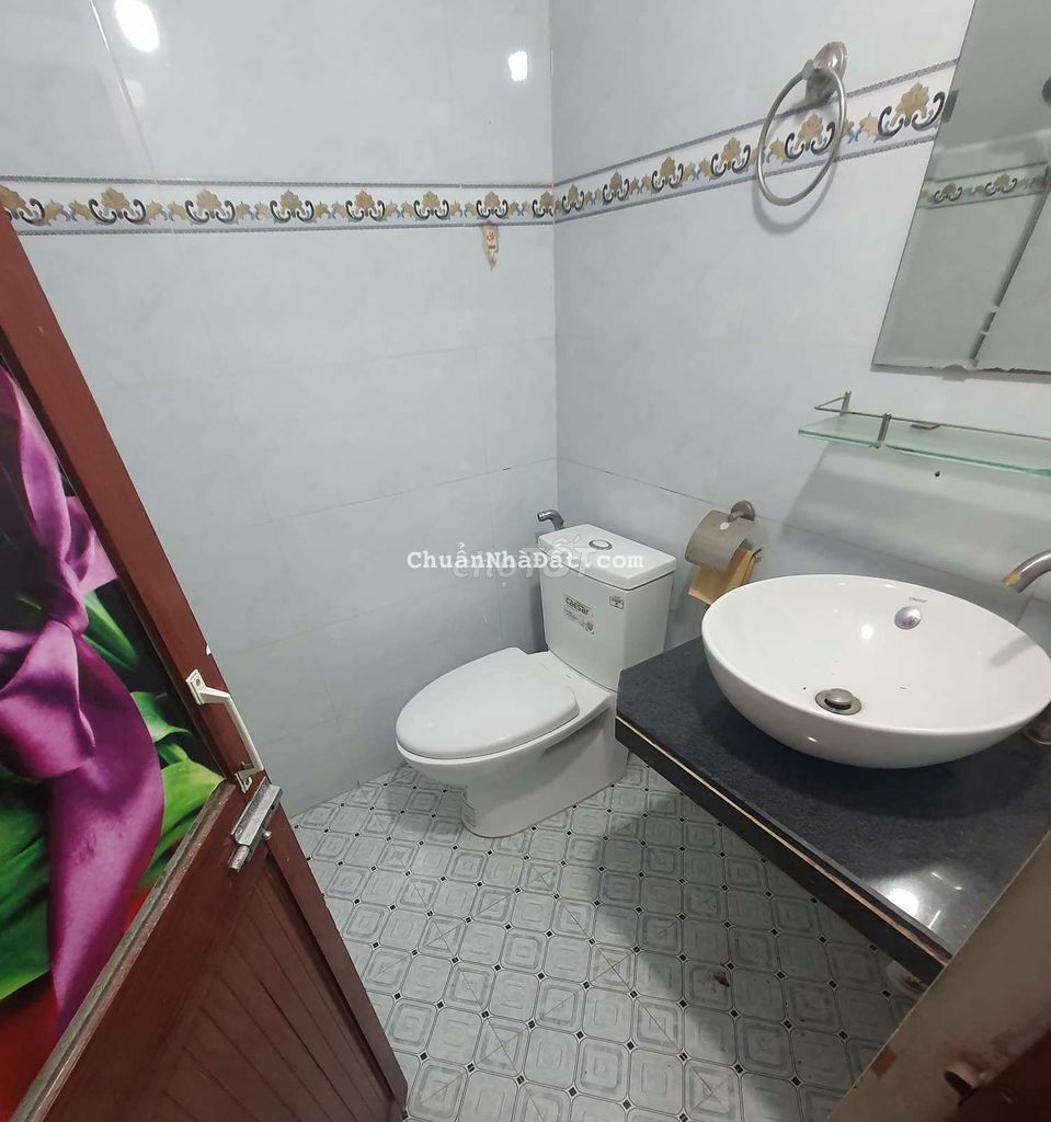 Cho thuê nhà tx25 quận 12 DT 5x14m. 3 phòng ngủ lớn. Hẻm xe tải