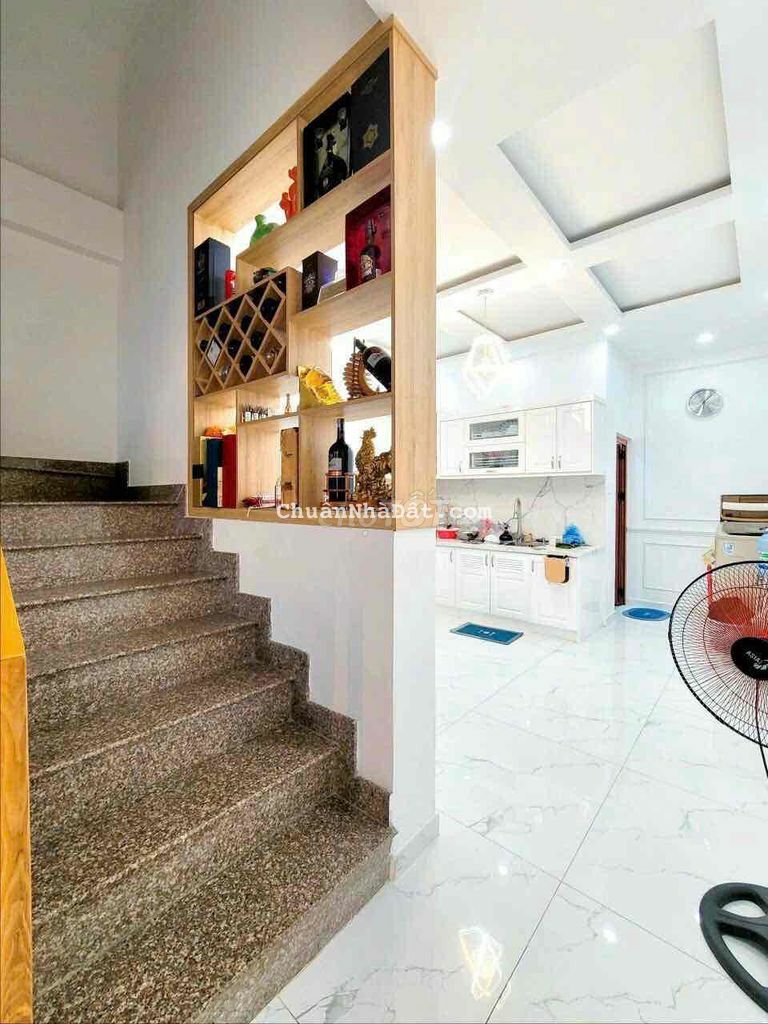 Nhà 2 Lầu Sân Xe Hơi 4PN 5WC Sân Xe Hơi Giá 8Tr