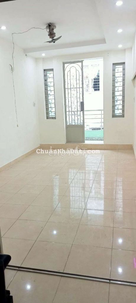 Nhà Võ Văn Tần, trệt 2 lầu , 2 phòng ngủ lớn, 3 wc, chốt gấp. Nhà Võ Văn Tần, trệt 2 lầu , 2 phòng ngủ lớn, 3 wc, chốt gấp.