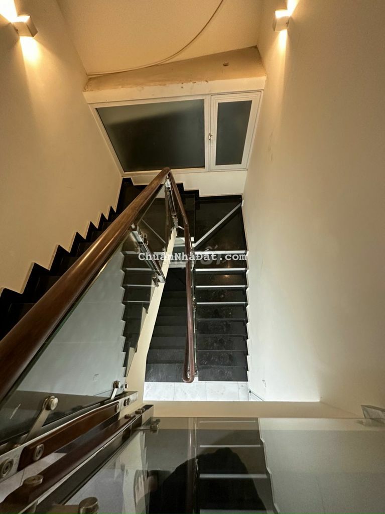 Nhà cho thuê hầm trệt 3 lầu Trần Quốc Toản Quận 3 nở hậu 6,8m