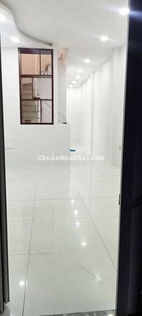 Nhà Cao Đạt , 3 phòng ngủ, nhà sơn mới, kinh doanh nhỏ.