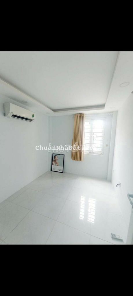 Nhà Cao Đạt , 3 phòng ngủ, nhà sơn mới, kinh doanh nhỏ.