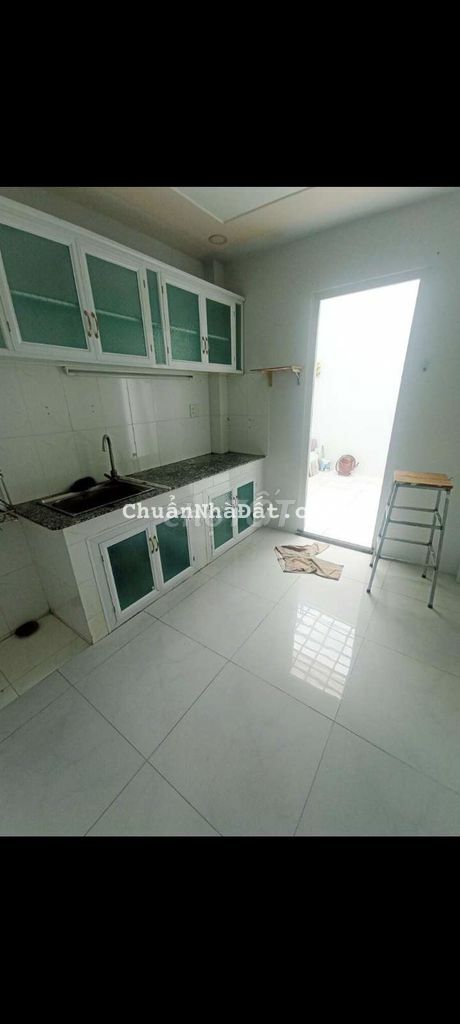 Nhà Cao Đạt , 3 phòng ngủ, nhà sơn mới, kinh doanh nhỏ.