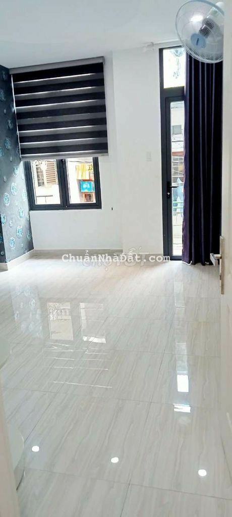 Nhà Nguyễn Trãi vs Nguyễn Biểu, 3 phòng ngủ, nội thất cơ bản.