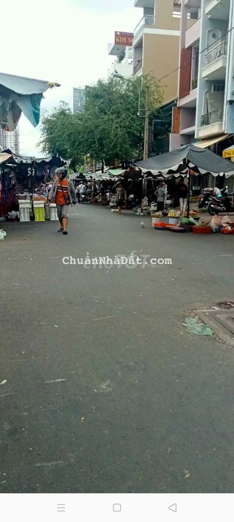 Nhà mặt tiền chợ Hoà Bình, kinh doanh tự do đa ngành.