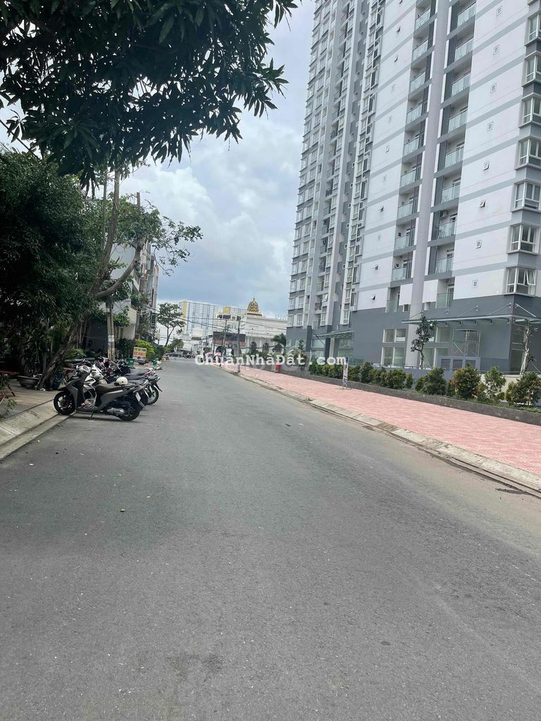 🌺Nhà cho thuê ngay chợ Hồ trọng quý Q6. DT : 4m*19m.3,5 tấm . Giá : 20