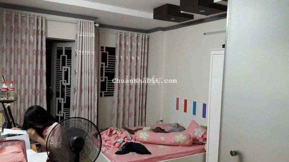 Nhà 2 lầu 4pn mặt tiền đường số Tân Phong