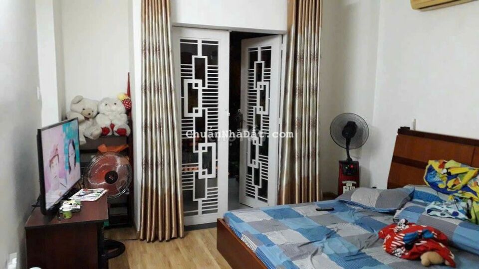 Nhà 2 lầu 4pn mặt tiền đường số Tân Phong