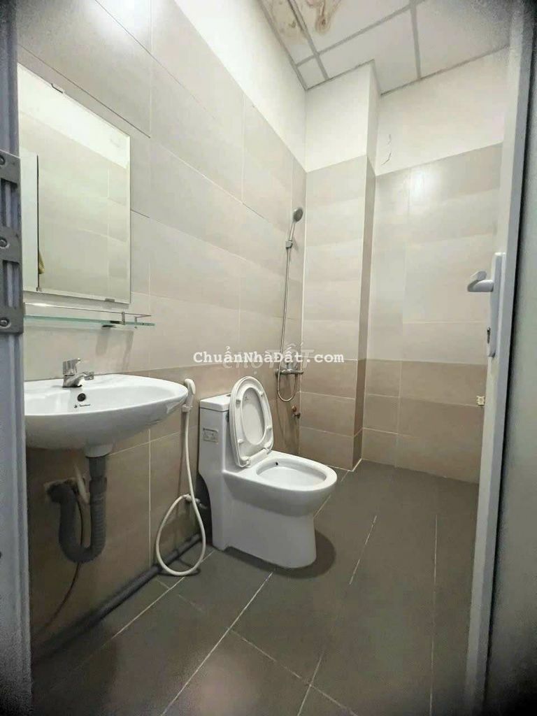 Nhà 2 lầu 4pn, mặt tiền hẻm 8m