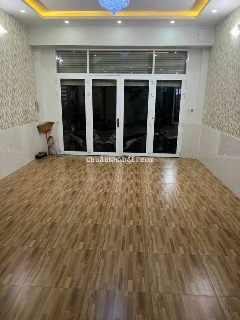 Nhà 2 lầu dt 5x18m Hoàng Quốc Việt