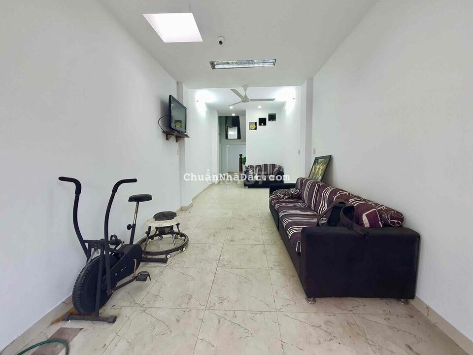 MẶT TIỀN ĐÔNG XE. HƯNG PHÚ TIỆN CTY SPA NAILS