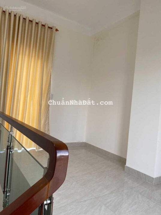 Cho thuê nhà nguyên căn 3 tầng 4 phòng ngủ 5wc sân thượng trục chính xe hơi KDC Trường Lưu, giá 8tr