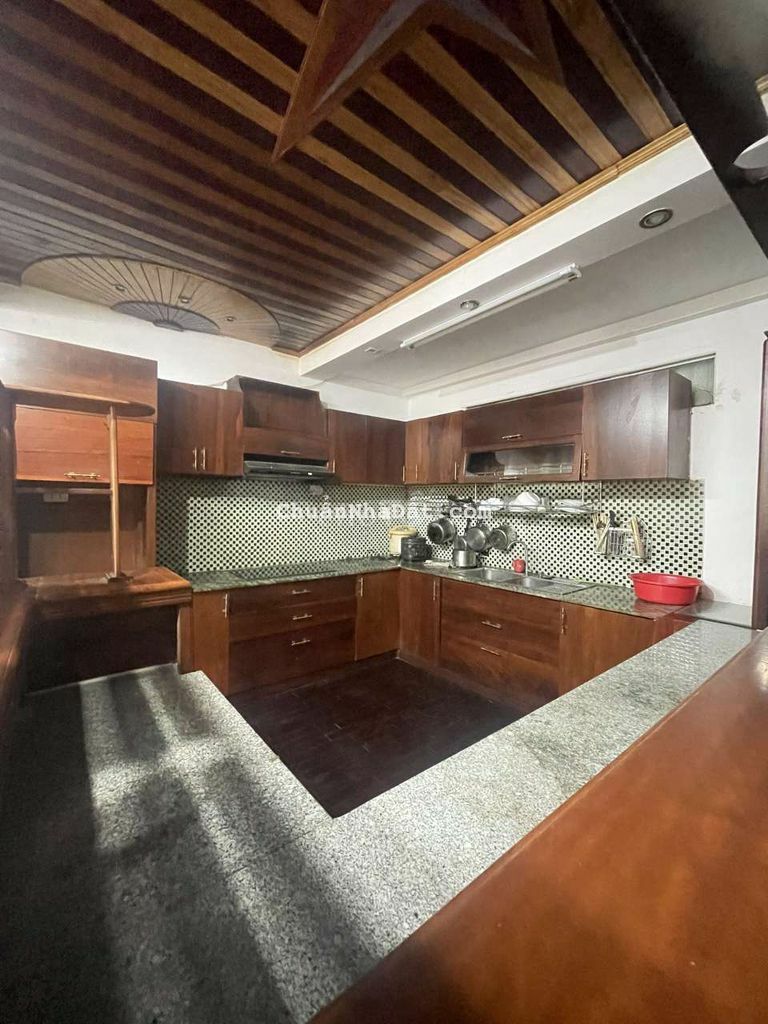 Cho thuê Nhà biệt thự 3 tầng 6 PN mặt tiền