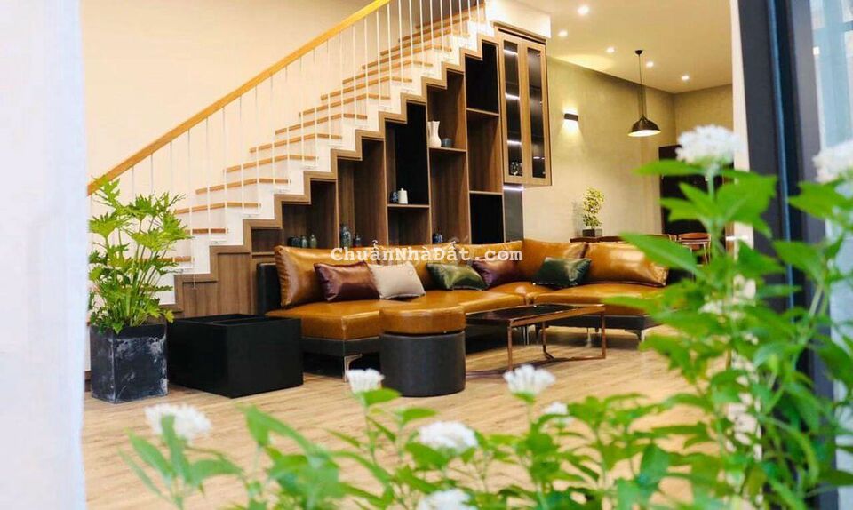 Cho thuê biệt thự 3 tầng sân vườn Đường rộng 7, 5 m lề 4, 5 m