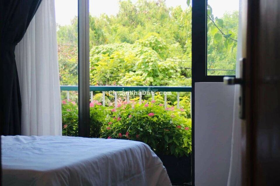 Cho thuê biệt thự 3 tầng sân vườn Đường rộng 7, 5 m lề 4, 5 m