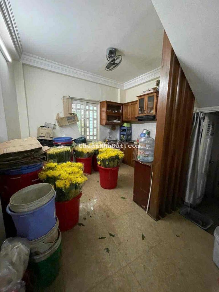 Cho thuê nhà 3 tầng 55*3 tầng mặt tiền cù chính lan gần chợ sầm uất -