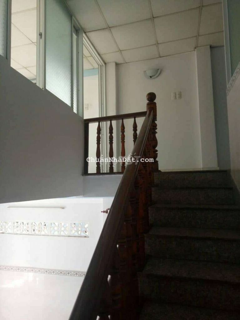 Cho thuê nhà 3 phòng ngủ, gần trường Tiểu học Phú Hòa 3, sân ô tô