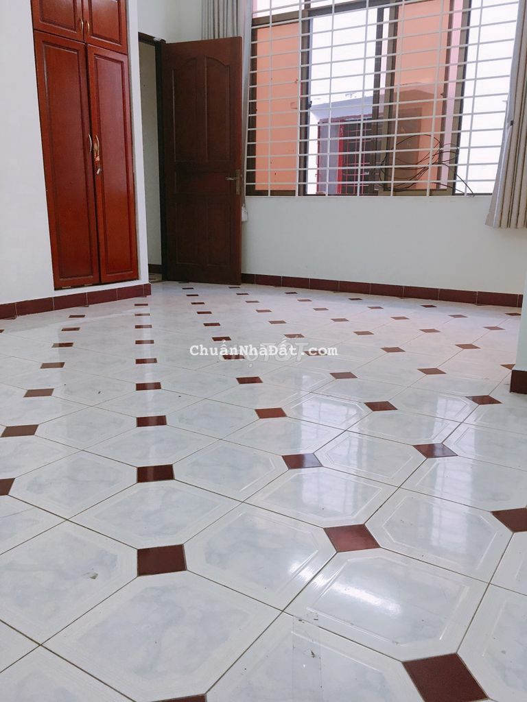 Cho thuê nhà mặt tiền Nguyễn Minh Hoàng 5x25m 1 trệt 3 lầu, kd tự do.