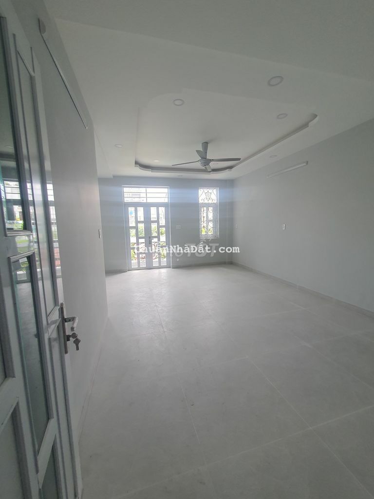 Nhà đẹp, nguyên căn khu 196 Cộng Hòa. Diện tích: 4x25m 1 trệt 2 lầu